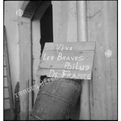 Pancarte portant la mention : "Vive les Braves Poilus De France" dans un village d'Alsace.