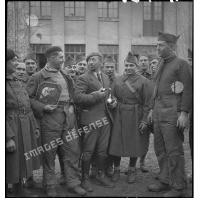 Le correspondant de guerre pour l'hebdomadaire Gringoire et écrivain, Roland Dorgelès, assiste à une fête des vendanges en Alsace en compagnie de chasseurs du 71e BCP (bataillon de chasseurs à pied), bataillon de réserve.