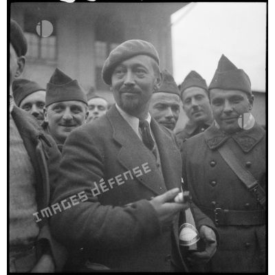 Le correspondant de guerre pour l'hebdomadaire Gringoire et écrivain, Roland Dorgelès, assiste à une fête des vendanges en Alsace en compagnie de chasseurs du 71e BCP (bataillon de chasseurs à pied), bataillon de réserve.