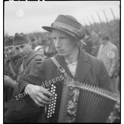 Jeunes habitants d'un village alsacien, probablement Riquewihr, jouant d'instruments de musique pendant les vendanges.
