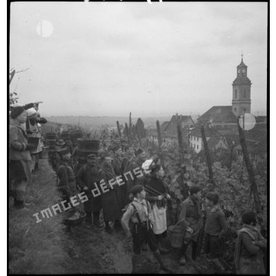 Habitants de Riquewihr et chasseurs du 42e BCP (bataillon de chasseurs à pied) de la 23e demi-brigade de chasseurs lors des vendanges.