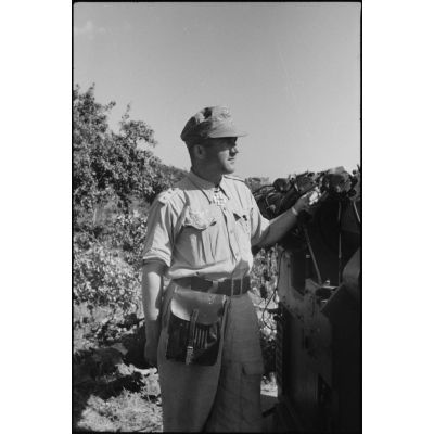 Portrait du lieutenant de réserve (Leutnant der Reserve) Johannes Dienhold de la 3e batterie du I.FlaK-Regiment 23, titulaire de la croix de chevalier de la croix de fer (Ritterkreuz) obtenue le 14 juin 1941.
