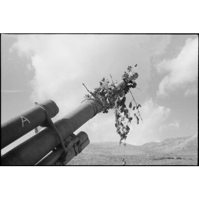 En Crète, les artilleurs du canon "A" de la 3e batterie du FlaK-Regiment 23 s'activent autour d'un canon de 8,8 cm FlaK.