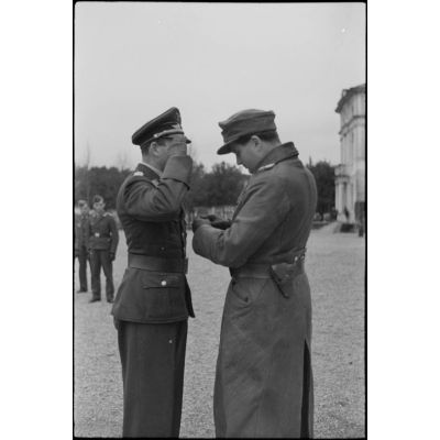 Le commandant (Major) Hans-Günther Nedden du III./LG1 (Lehrgeschwader 1) est décoré par le colonel Joachim Helbig.