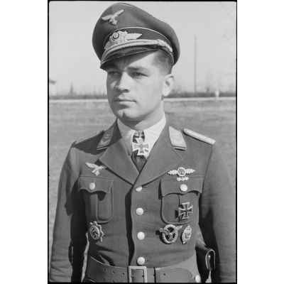 Portrait du lieutenant (Oberleutnant) Georg Sattler et de son équipage membres du 1.(K)/LG.1 à Aviano (Frioul, Italie).