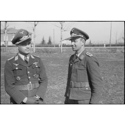 Portrait du lieutenant (Oberleutnant) Georg Sattler et de son équipage membres du 1.(K)/LG.1 à Aviano (Frioul, Italie).