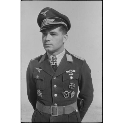 Portrait du lieutenant (Oberleutnant) Georg Sattler pilote du 1.(K)/LG.1 à Aviano (Frioul, Italie).