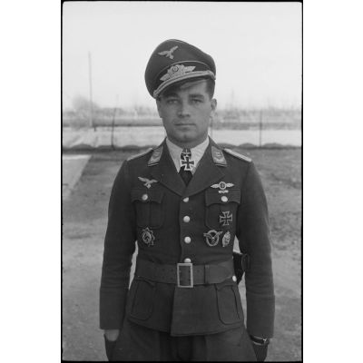 Portrait du lieutenant (Oberleutnant) Georg Sattler pilote du 1.(K)/LG.1 à Aviano (Frioul, Italie).