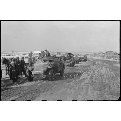 Sur la route entre Wjasma (Viazma) et Smolensk, durant l'opération Büffelbewegung, un combat aérien stoppe la retraite du convoi hippomobile allemand.
