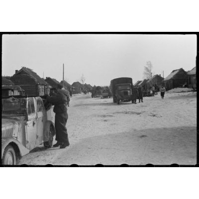 Les soldats allemands se préparent à quitter un village dans le secteur de Wjasma.