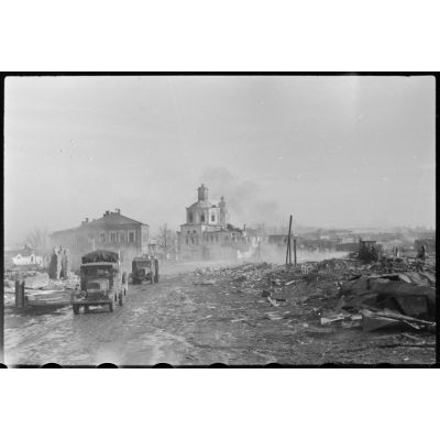 L'armée allemande quitte la ville de Wjasma, au premier plan un camion Phanomen Granit immatriculé WH-38 264.