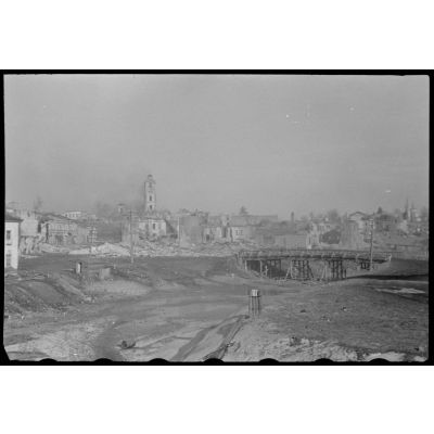 A Wjasma (Viazma), des ponts restés intacts permettent aux troupes allemandes de quitter la ville.