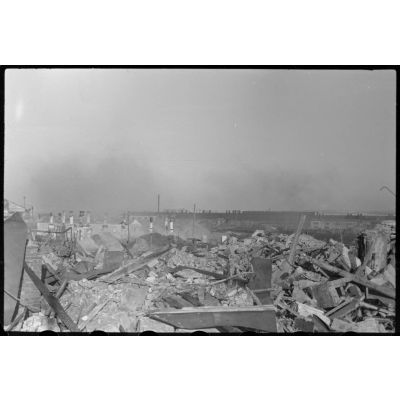 A Wjasma, les ruines du quartier de la gare, les maisons en bois ont été détruites, seules les cheminées s'érigent parmi les ruines.