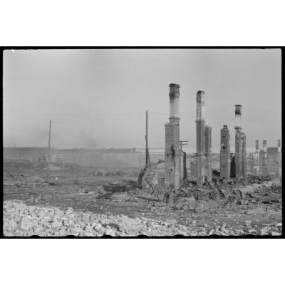 A Wjasma, les ruines du quartier de la gare, les maisons en bois ont été détruites, seules les cheminées s'érigent parmi les ruines.