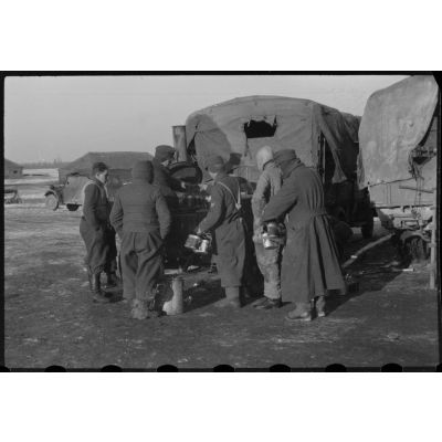 A Wjasma (Viazma), distribution d'un repas à des soldats de la Luftwaffe.