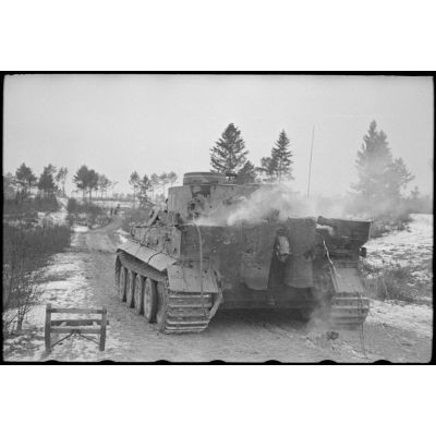 Le char lourd Tiger 311 du schwere Panzer-Abteilung 505 vient d'être endommagé.