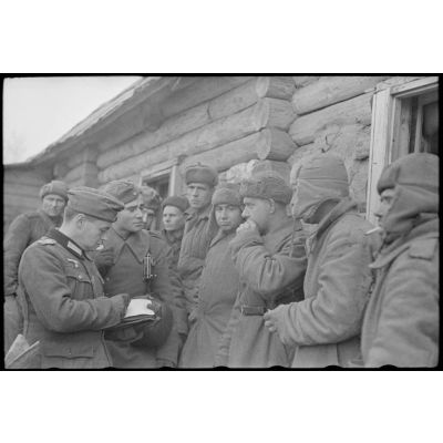 Interrogatoire de prisonniers de l'Armée rouge.