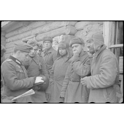 Interrogatoire de prisonniers de l'Armée rouge.