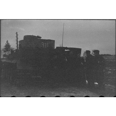 Le char lourd Tiger 311 du schwere Panzer-Abteilung 505 vient d'être endommagé.