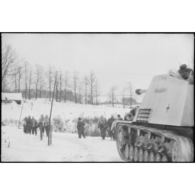 Eléments du schwere Panzerjäger Abteilung 519 en soutien de l'infanterie.