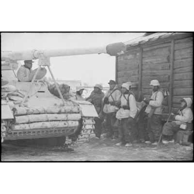 Eléments du schwere Panzerjäger Abteilung 519 en soutien de l'infanterie.