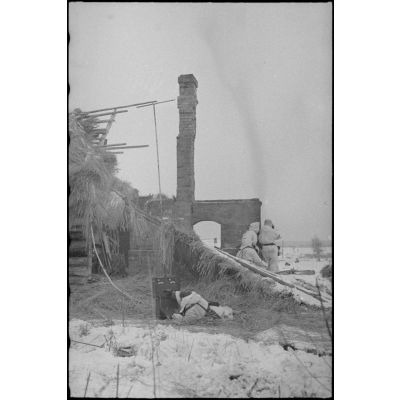 Des fantassins allemands derrière les ruines d'une maisondurant la bataille de Witebsk.