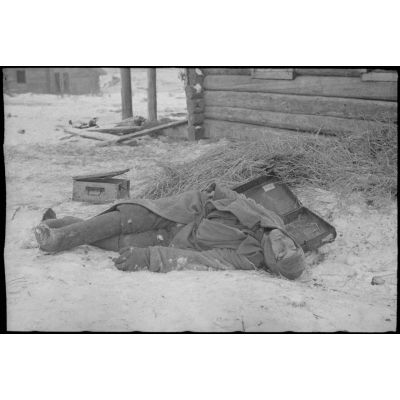Un cadavre de soldat soviétique durant la bataille de Witebsk.