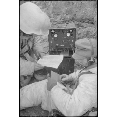 Une transmission radio dans les lignes allemandes lors de la bataille de Witebsk.