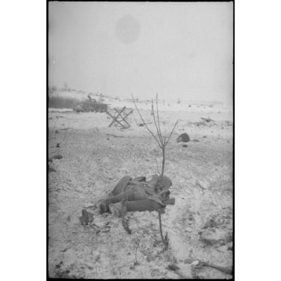 Un cadavre de soldat soviétiquedurant la bataille de Witebsk.