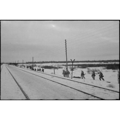 Fantassins allemands engagés dans la sécurisation d'une voie ferrée.