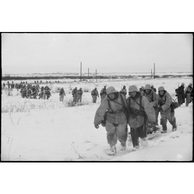 A l'issue d'une patrouille, des fantassins allemands (Jäger) rejoignent leur point de départ situé derrière une ligne de chemin de fer.