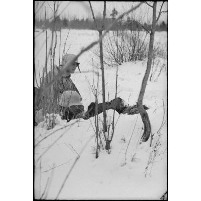 Des fantassins allemands postés ou progressant dans une épaisse couche de neige.