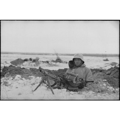 Dans un trou d'homme, le servant d'une mitrailleuse MG-42.