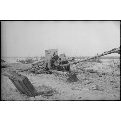 Un canon antichar de 57 mm M1943 ZIS-2 détruit.