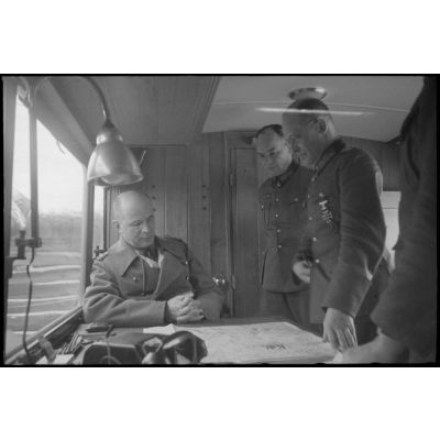 Dans un bus, les généraux Reinhardt (commandant de la 3.Panzerarmmee) et Thumm (5. Jäger Division) évoquent la situation militaire dans le secteur de Witebsk.