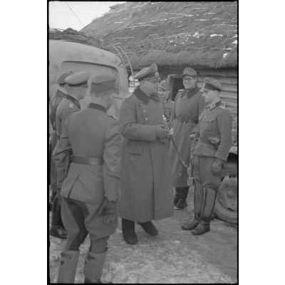 Arrivée du maréchal (Generalfeldmarschall) Ernst Busch, nouveau commandant du Groupe d'armées Centre pour une réunion avec le général (Generalleutnant) Helmut Thumm (Kdr. de la 5. Jäger. Division).