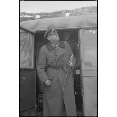 Le maréchal (Generalfeldmarchall) Ernst Buch quitte un bus dans lequel vient de se tenir une réunion d'état-major.