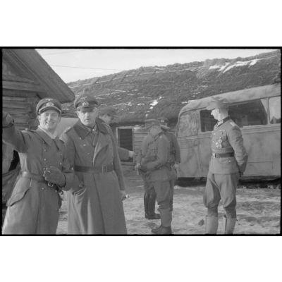 A l'issue d'une réunion d'état-major au PC de la 5. Jäger. Division, le maréchal Ernst Busch s'entretient avec un officier d'état-major.