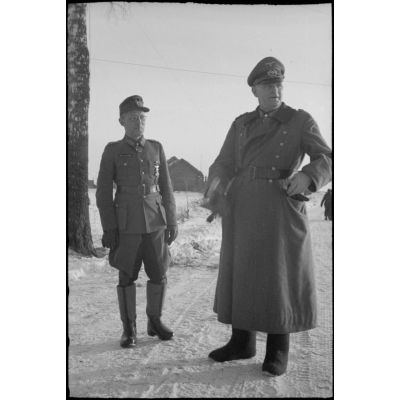 Le maréchal (Generalfeldmarchall) Buch en présence du général (Generalleutnant) Helmut Thumm (commandant de la 5. Jäger. Division).