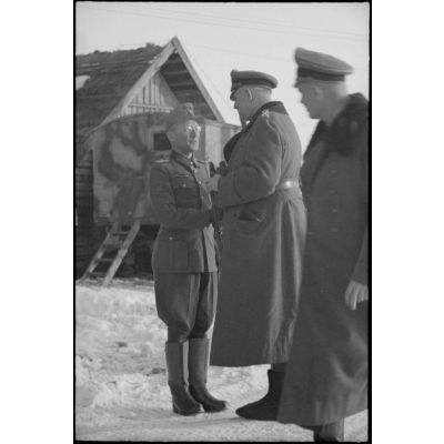 Le maréchal (Generalfeldmarchall) Buch en présence du général (Generalleutnant) Helmut Thumm (commandant de la 5. Jäger. Division).
