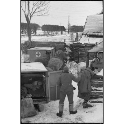 Groupe d'isbas occupées par une infirmerie ou un hôpital de campagne de l'armée de terre allemande.