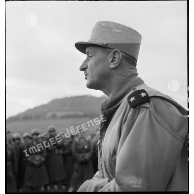 Le général de brigade Carpentier, commandant la 2e DIM (division d'infanterie marocaine), lors d'une cérémonie militaire à Abbenans dans le Doubs.