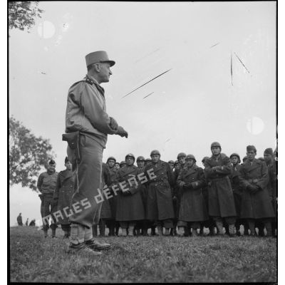 Le général de brigade Carpentier, commandant la 2e DIM (division d'infanterie marocaine), lors d'une cérémonie militaire avec le 3e RSM à Abbenans dans le Doubs.