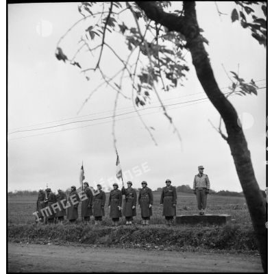 Le général Carpentier, le colonel Pique-Aubrun et les porte-drapeaux du 3e RSM assistant au défilé du régiment.