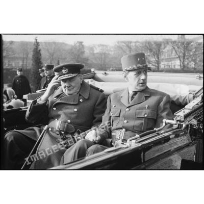 Le général de Gaulle, chef du Gouvernement provisoire de la République française (GPRF) et Winston Churchill, Premier ministre britannique, se rendent à la cérémonie du 11 Novembre.