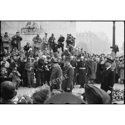 Salut au Soldat inconnu à l'Arc de Triomphe le 11 Novembre 1944 à Paris par le général de Gaulle et Winston Churchill.