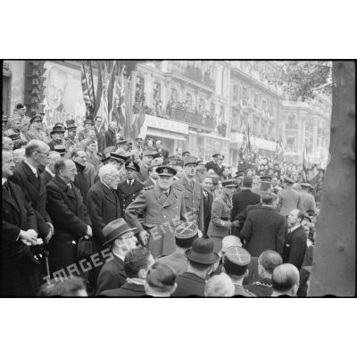 Le général de Gaulle et Winston Churchill, Premier ministre britannique, s'apprêtent à assister au défilé des troupes sur les Champs-Elysées lors de la cérémonie du 11 Novembre 1944 à Paris.