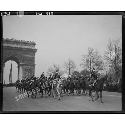 Défilé des troupes sur les Champs-Elysées lors de la cérémonie du 11 Novembre 1944 à Paris.