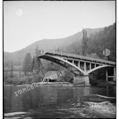 Vue du pont de Laissey sur le Doubs, détruit par les armées allemandes en retraite.