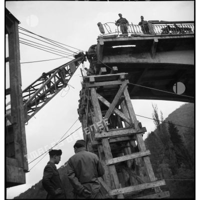 Sapeurs du Génie de la 1re Armée française reconstruisant le pont de Laissey, détruit par les armées allemandes en retraite.